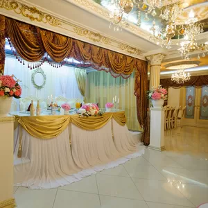 Свадебное украшение ресторана(цветы,  ткани)