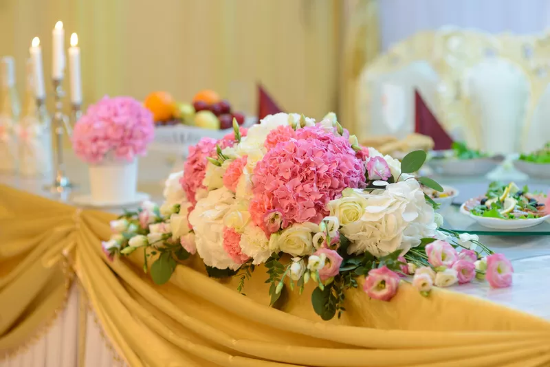 Свадебное украшение ресторана(цветы,  ткани) 2